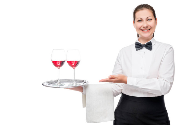 bela jovem garçonete com um vinho tinto em copos em um b branco
 - Foto, Imagem