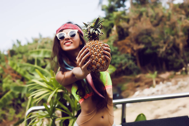 usmívající se dívka drží ananas - Fotografie, Obrázek