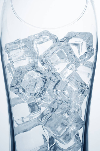 Vidro com cubos de gelo
 - Foto, Imagem