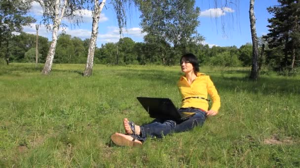 Nainen, jolla on muistikirja luonnosta
 - Materiaali, video