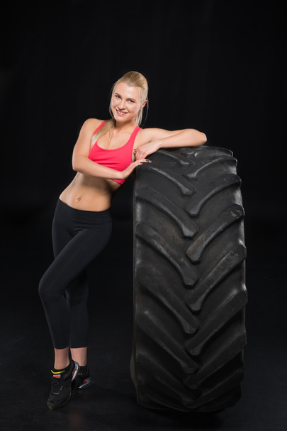 sportliche Frau mit Reifen - Foto, Bild