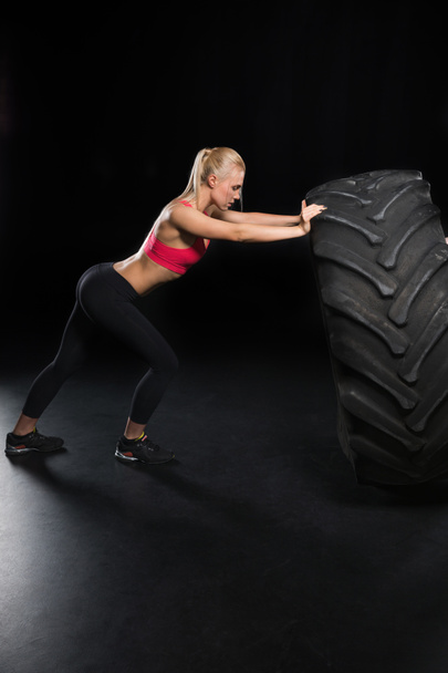 mujer deportiva con neumático
 - Foto, Imagen
