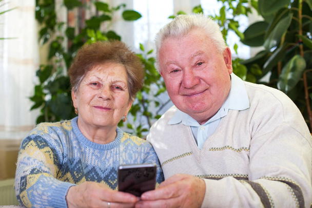 Linda pareja de ancianos tomando una selfie
 - Foto, Imagen