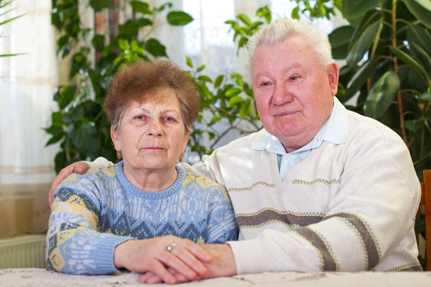 Coppia di anziani a casa - Foto, immagini