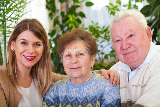 Coppia anziana con caregiver allegro
 - Foto, immagini