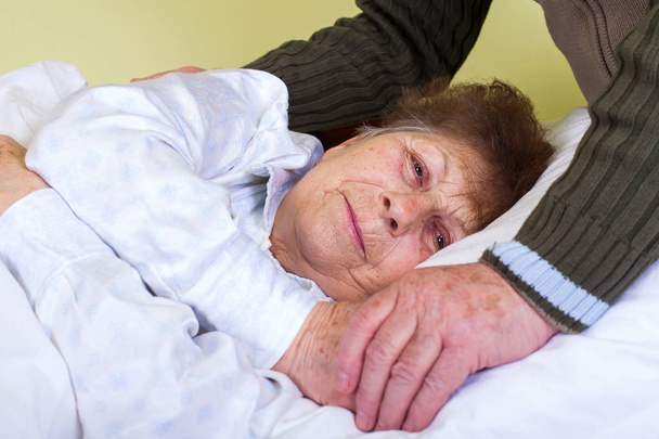 Bedriedden elderly woman - Fotoğraf, Görsel
