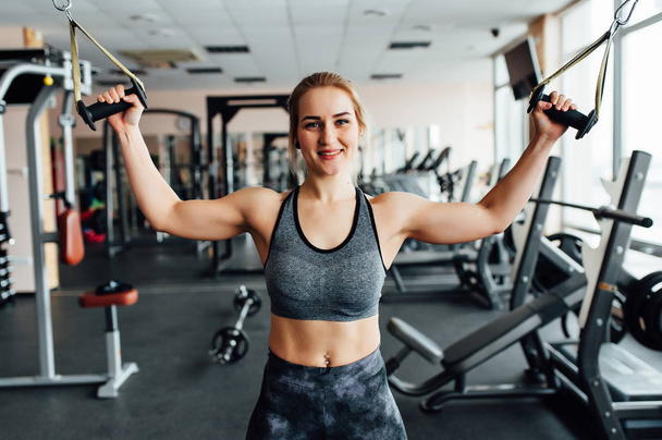 Young athletic woman in the gym - Foto, Bild
