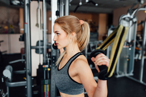 Young athletic woman in the gym - Fotoğraf, Görsel