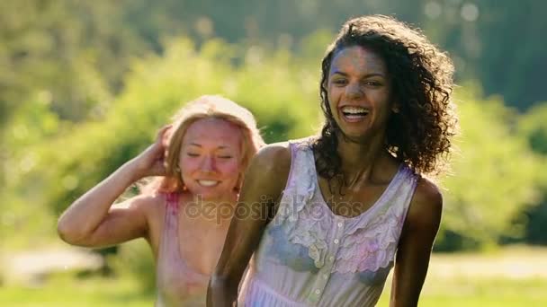 aufgeregte Weibchen lachen, nachdem sie auf einer Party mit kaltem Wasser bespritzt wurden, im Zeitlupentempo - Filmmaterial, Video