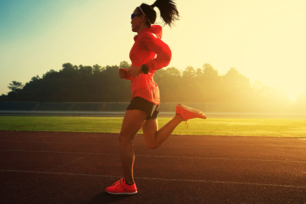 Nuori nainen juoksee stadionilla
   - Valokuva, kuva