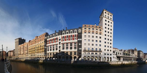 Espanja: Bilbaon, Baskimaan itsehallintoalueen suurimman kunnan, horisontti, kun otetaan huomioon Nervion-joki ja kaupungin palatsit ja rakennukset
 - Valokuva, kuva