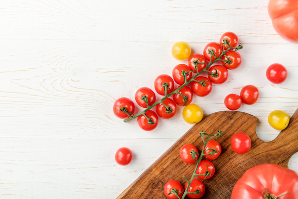 Tomatoes and cutting board - Foto, immagini