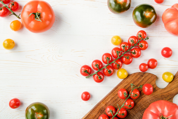 Tomatoes and cutting board - Photo, Image