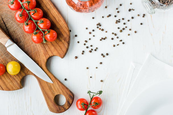 Tomates et planche à découper
    - Photo, image