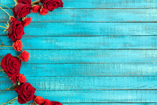 Rosas rojas en la mesa - Foto, imagen