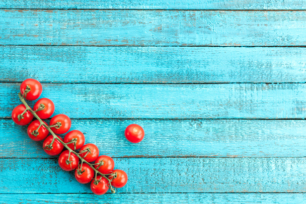 свежие черри-помидоры на столе
 - Фото, изображение