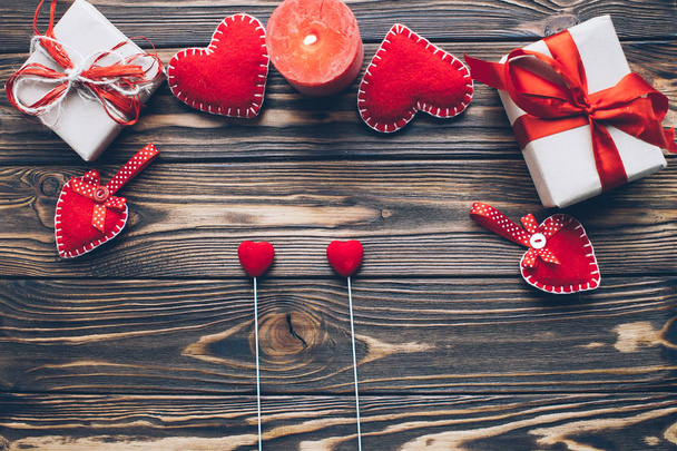 piros szív, az ajándékok és a gyertya - Fotó, kép