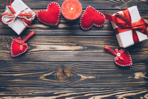 piros szív, az ajándékok és a gyertya - Fotó, kép