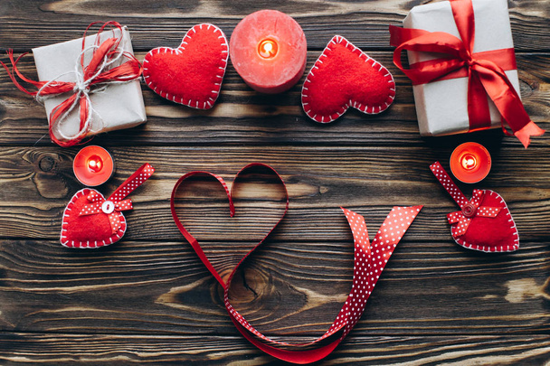 piros szív, ajándékok és gyertyák - Fotó, kép