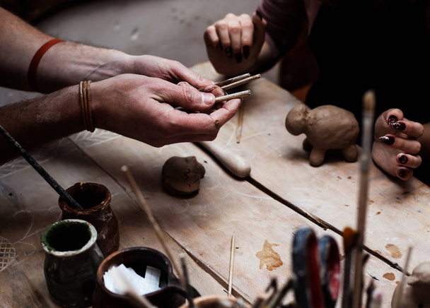 Hände bearbeiten und veredeln Skulptur mit Ton auf Holztisch  - Foto, Bild