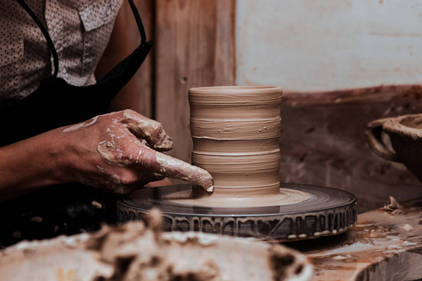 mani che lavorano con argilla
 - Foto, immagini
