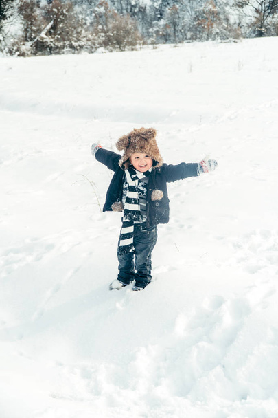 Niño divirtiéndose en invierno
 - Foto, Imagen