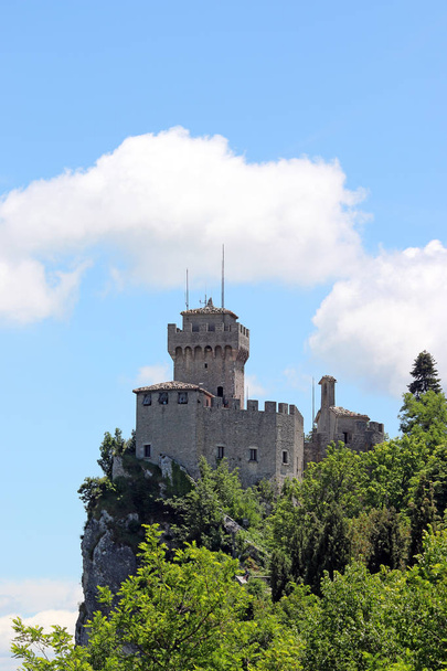 チェスタまたはフラッタ 2 番目の塔サンマリノ イタリア - 写真・画像