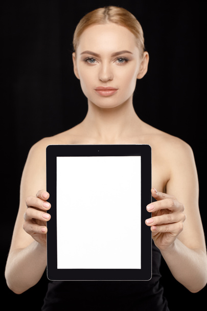 Frau zeigt Tablet - Foto, Bild