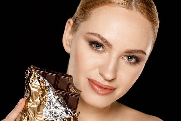 woman with chocolate bar - Foto, Imagen
