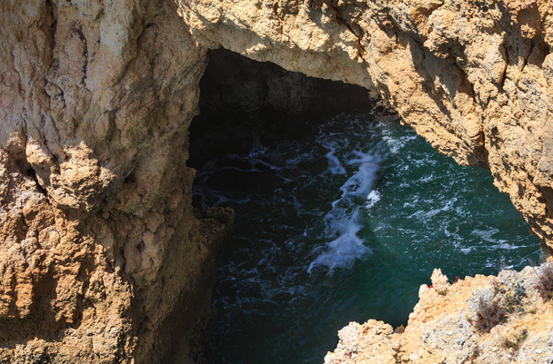 Skaliste wybrzeże Atlantyku (Ponta da Piedade, Lagos, Algarve, Portugalia - Zdjęcie, obraz