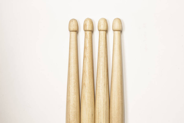 Drumsticks auf weißem Hintergrund - Foto, Bild