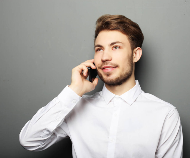 Portrait of a young businessman talking on the phone - Zdjęcie, obraz