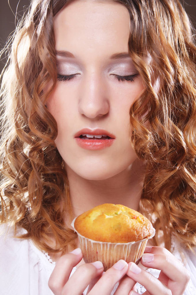 young beauty girl with cake - Fotó, kép