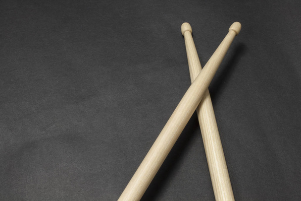 Drumsticks auf schwarzem Hintergrund.  - Foto, Bild