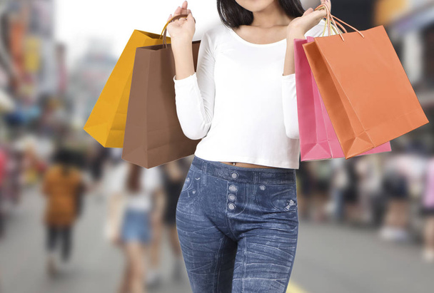 mujer de compras en la calle
 - Foto, Imagen