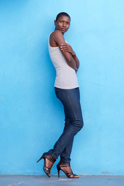 mujer de pie con camiseta y jeans
 - Foto, Imagen