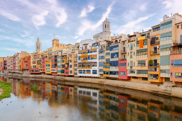 Girona. Multi-színes homlokzatú házak. - Fotó, kép