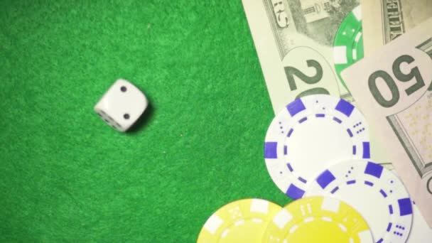 Zeitlupe Würfel rollen auf Chips und Geld Casino - Filmmaterial, Video