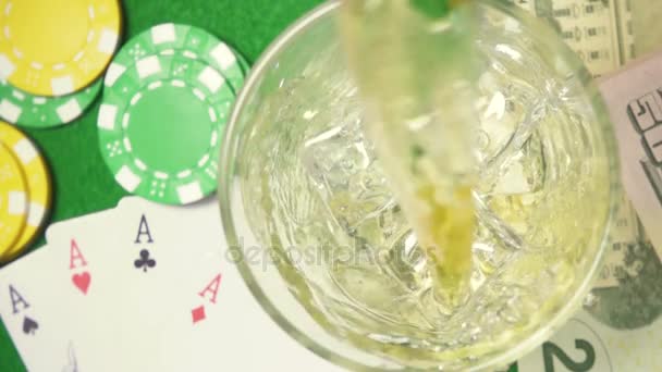 Σούπερ αργή κίνηση ένα ποτήρι ουίσκι στο τραπέζι τυχερών παιχνιδιών του καζίνο - Πλάνα, βίντεο