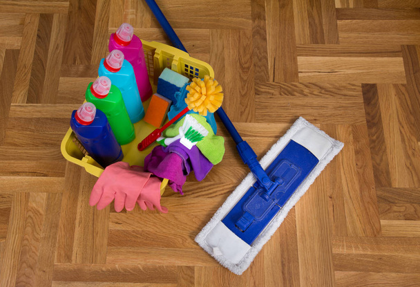Środków czyszczących i sprzęt na piętrze - Zdjęcie, obraz