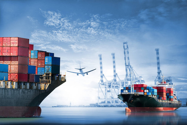 Logistik und Transport von internationalen Containerschiffen und Frachtflugzeugen - Foto, Bild