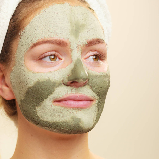 Woman face with green clay mud mask  - Foto, afbeelding