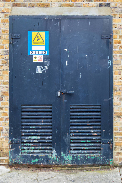 Szoros fém ajtó a biztonságért - Fotó, kép