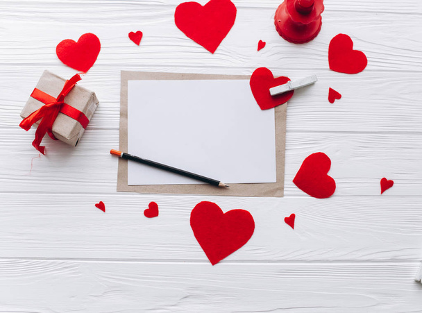 Den svatého Valentýna. červená cítila, jak srdce rád dopis dárky - Fotografie, Obrázek