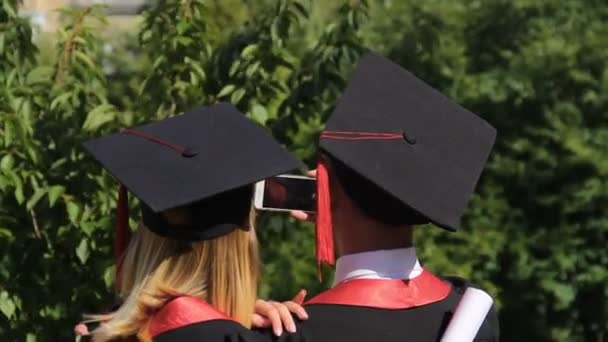 スマート フォン、卒業式でのビデオ録画のうれしそうな卒業生数 - 映像、動画