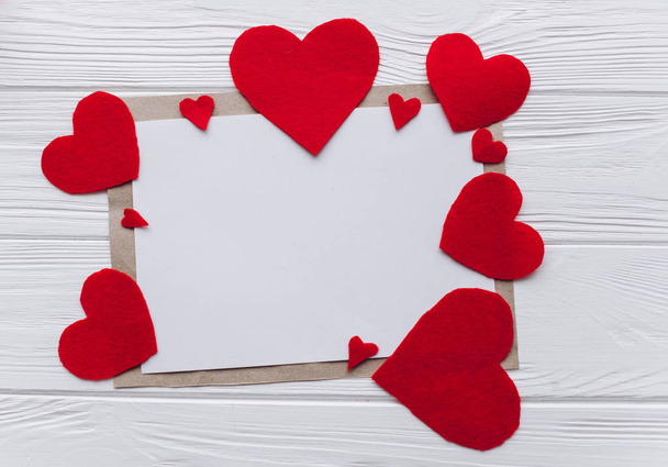 San Valentino. rosso feltro cuore amore lettera presenta
 - Foto, immagini