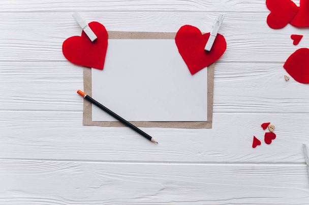 День Святого Валентина. Красное войлочное сердце письмо любви представляет
 - Фото, изображение