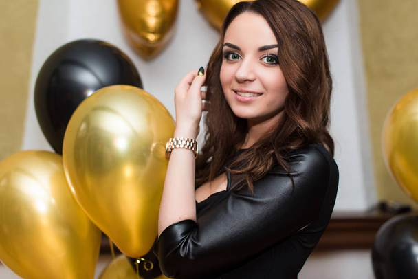een verjaardag meisje op haar 18e verjaardag met baloons - Foto, afbeelding