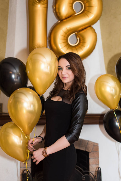 именинница на свой 18-й день рождения с шариками
 - Фото, изображение