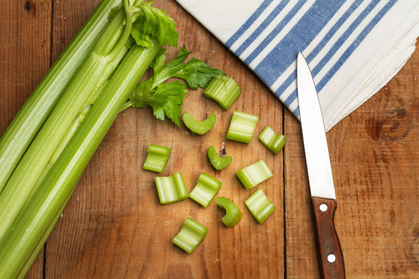 Broušená celer a nůž na dřevěný stůl - Fotografie, Obrázek